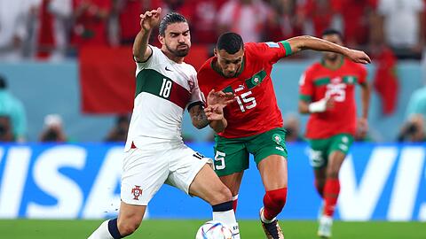 Portugals Ruben Neves (l) im Zweikampf mit dem Marokkaner Selim Amallah.