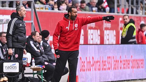 Trainer Daniel Thioune und seine Düsseldorfer holten sich in Regensburg spät den Sieg.