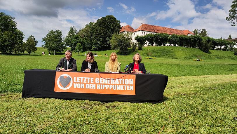 Kündigen eine neue Protestwelle an (v. li.): Ernst Höhrmann, Lena Mair, Anja Windl und Marion Fabian von der "Letzten Generation".