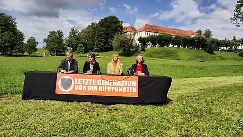 Kündigen eine neue Protestwelle an (v. li.): Ernst Höhrmann, Lena Mair, Anja Windl und Marion Fabian von der "Letzten Generation".