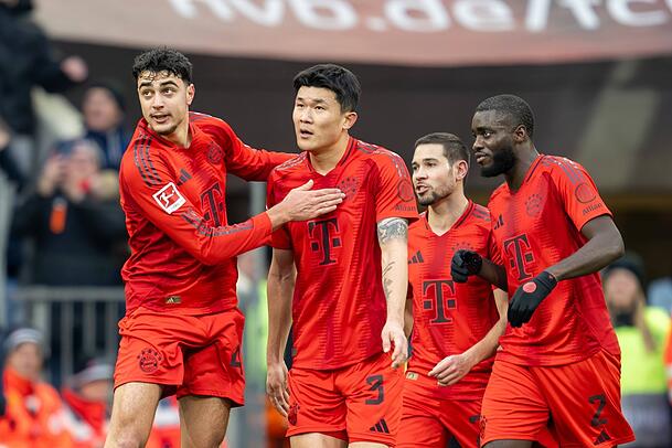 Kopf hoch, Burschen! Mittelfeld-Akteur Pavlovic mit den Abwehr-Stars Kim, Guerreiro und Upamecano (l.). Deren Taumeln ruft auch Ehrenpräsident Hoeneß auf den Plan. Kopf hoch, Burschen! Mittelfeld-Akteur Pavlovic mit den Abwehr-Stars Kim, Guerreiro und Upamecano (l.). Deren Taumeln ruft auch Ehrenpräsident Hoeneß auf den Plan.