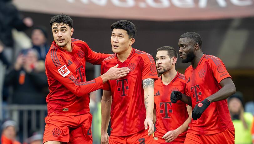 Kopf hoch, Burschen! Mittelfeld-Akteur Pavlovic mit den Abwehr-Stars Kim, Guerreiro und Upamecano (l.). Deren Taumeln ruft auch Ehrenpräsident Hoeneß auf den Plan. Kopf hoch, Burschen! Mittelfeld-Akteur Pavlovic mit den Abwehr-Stars Kim, Guerreiro und Upamecano (l.). Deren Taumeln ruft auch Ehrenpräsident Hoeneß auf den Plan.
