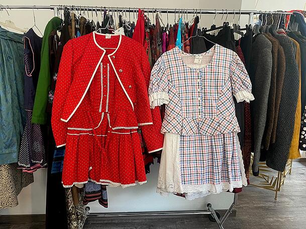 Tracht, aber mal etwas anders. Wer auf der Wiesn herausstechen möchte, zieht einen solchen Dreiteiler an. Tracht, aber mal etwas anders. Wer auf der Wiesn herausstechen möchte, zieht einen solchen Dreiteiler an.