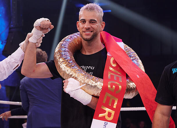 Serkan Yavuz nach seinem Sieg beim Sat.1-Promiboxen. Sam Dylan hatte gegen ihn das Nachsehen.