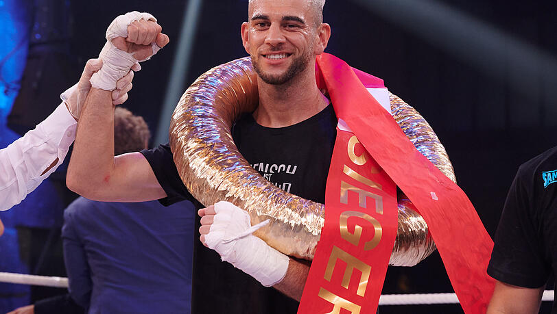 Serkan Yavuz nach seinem Sieg beim Sat.1-Promiboxen. Sam Dylan hatte gegen ihn das Nachsehen. Serkan Yavuz nach seinem Sieg beim Sat.1-Promiboxen. Sam Dylan hatte gegen ihn das Nachsehen.