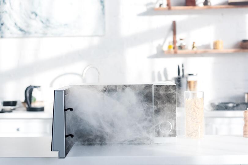 Mit der Mikrowelle "kochen" - das ist wohl das Einfachste, was man in der Küche anstellen kann? Von wegen! Die beliebte Mikrowelle birgt durchaus Gefahren. Wenn Sie versuchen, bestimmte Lebensmittel oder Gefäße zu erhitzen, können Sie eine böse Überraschung erleben. Stellen Sie deshalb folgende Dinge nicht in die Mikrowelle ... Mit der Mikrowelle "kochen" - das ist wohl das Einfachste, was man in der Küche anstellen kann? Von wegen! Die beliebte Mikrowelle birgt durchaus Gefahren. Wenn Sie versuchen, bestimmte Lebensmittel oder Gefäße zu erhitzen, können Sie eine böse Überraschung erleben. Stellen Sie deshalb folgende Dinge nicht in die Mikrowelle ...