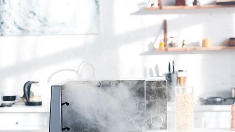 Mit der Mikrowelle "kochen" - das ist wohl das Einfachste, was man in der K&uuml;che anstellen kann? Von wegen! Die beliebte Mikrowelle birgt durchaus Gefahren. Wenn Sie versuchen, bestimmte Lebensmittel oder Gef&auml;&szlig;e zu erhitzen, k&ouml;nnen Sie eine b&ouml;se &Uuml;berraschung erleben. Stellen Sie deshalb folgende Dinge nicht in die Mikrowelle ...