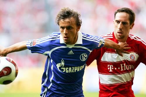 Letzte Saison noch gegeneinander - bliebt das so? Schalkes Rafinha (l.) im Duell mit Bayern-Star Franck Ribéry.
