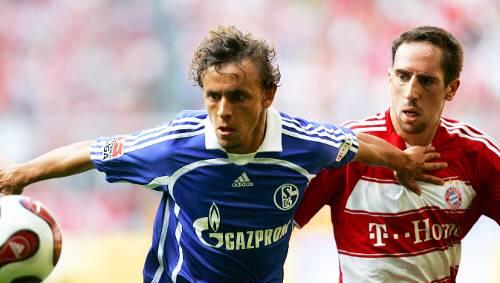 Letzte Saison noch gegeneinander - bliebt das so? Schalkes Rafinha (l.) im Duell mit Bayern-Star Franck Ribéry. Letzte Saison noch gegeneinander - bliebt das so? Schalkes Rafinha (l.) im Duell mit Bayern-Star Franck Ribéry.