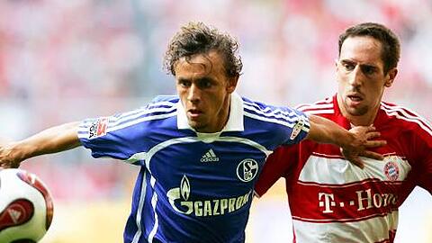 Letzte Saison noch gegeneinander - bliebt das so? Schalkes Rafinha (l.) im Duell mit Bayern-Star Franck Ribéry.