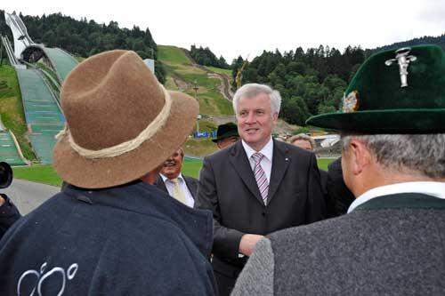 Chefsache: Ministerpräsident Horst Seehofer im Gespräch mit Garmischer Bauern