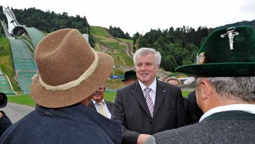 Chefsache: Ministerpräsident Horst Seehofer im Gespräch mit Garmischer Bauern Chefsache: Ministerpräsident Horst Seehofer im Gespräch mit Garmischer Bauern
