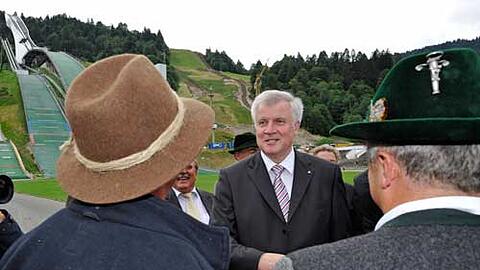 Chefsache: Ministerpräsident Horst Seehofer im Gespräch mit Garmischer Bauern
