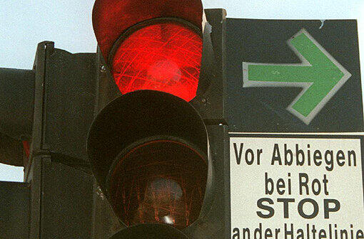 Im Lehel ist am Donnerstag ein 59-jähriger Fußgänger beim Überqueren der Straße von einem Auto erfasst und dabei schwer verletzt worden.