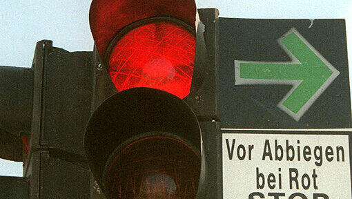 Im Lehel ist am Donnerstag ein 59-jähriger Fußgänger beim Überqueren der Straße von einem Auto erfasst und dabei schwer verletzt worden. Im Lehel ist am Donnerstag ein 59-jähriger Fußgänger beim Überqueren der Straße von einem Auto erfasst und dabei schwer verletzt worden.