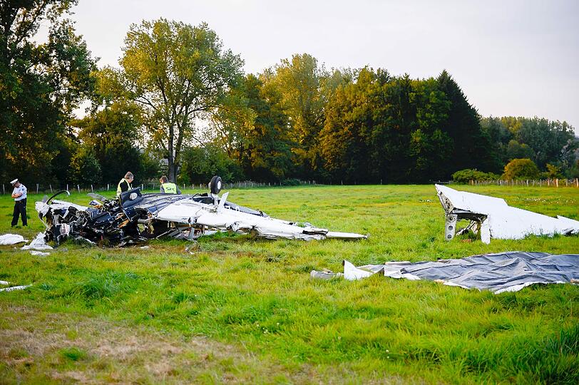 Bei einem Flugzeugunglück in Nordrhein-Westfalen sind fünf Menschen, darunter zwei Kinder ums Leben gekommen. Bilder vom Absturzort.