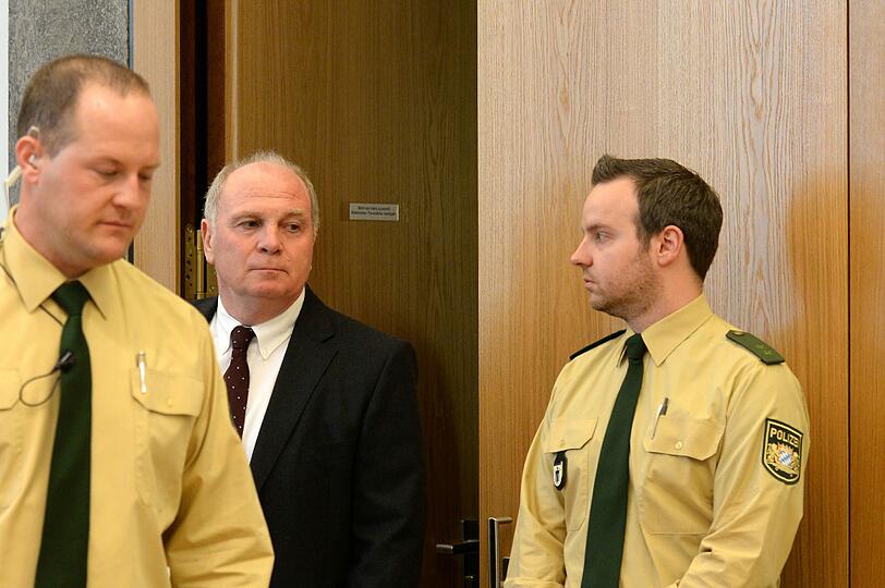 Der Angeklagte im Gerichtssaal: Der Präsident des FC Bayern München Uli Hoeneß am Eingang zum Gerichtssaal im Landgericht München II.