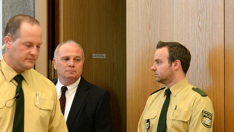 Der Angeklagte im Gerichtssaal: Der Präsident des FC Bayern München Uli Hoeneß am Eingang zum Gerichtssaal im Landgericht München II. Der Angeklagte im Gerichtssaal: Der Präsident des FC Bayern München Uli Hoeneß am Eingang zum Gerichtssaal im Landgericht München II.