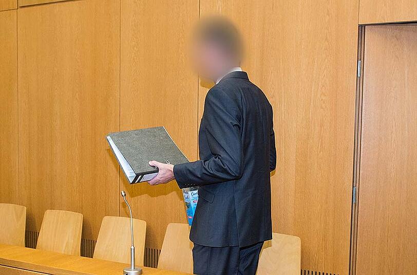Der Angeklagte betritt am Donnerstag den Gerichtssaal des Landgerichts Landshut.