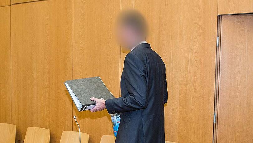 Der Angeklagte betritt am Donnerstag den Gerichtssaal des Landgerichts Landshut. Der Angeklagte betritt am Donnerstag den Gerichtssaal des Landgerichts Landshut.
