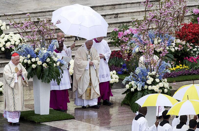 Papst Franziskus feiert mit Tausenden Pilgern die traditionelle Ostermesse auf dem Petersplatz in Rom