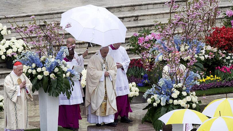 Papst Franziskus feiert mit Tausenden Pilgern die traditionelle Ostermesse auf dem Petersplatz in Rom Papst Franziskus feiert mit Tausenden Pilgern die traditionelle Ostermesse auf dem Petersplatz in Rom