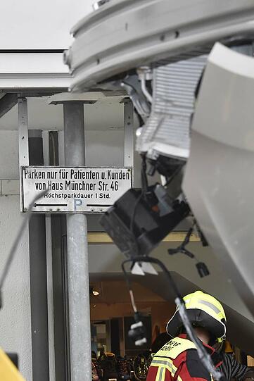 Der Ford landete in der Schaufensterauslage des Schuhgeschäftes.