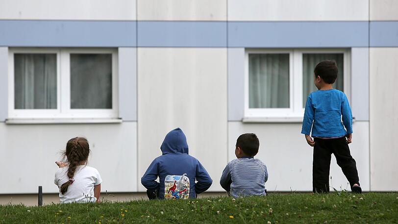Flüchtlingskinder vor ihrer Unterkunft. Die Stadt plant unter anderem, mehr Geld für weitere Betreuer zur Verfügung zu stellen.(Symbolbild)