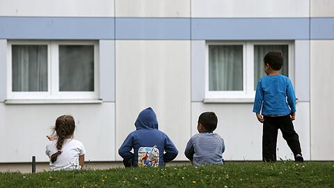 Flüchtlingskinder vor ihrer Unterkunft. Die Stadt plant unter anderem, mehr Geld für weitere Betreuer zur Verfügung zu stellen.(Symbolbild)