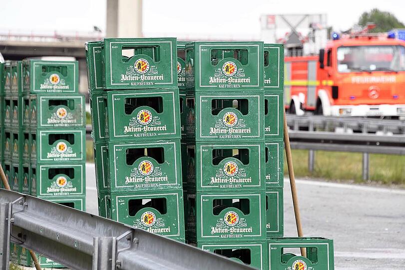 Hunderte Flaschen alkoholfreies Weißbier gingen bei dem Unfall zu Bruch. Die Bilder.