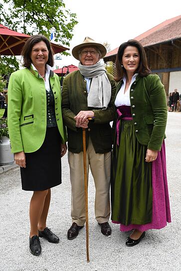 Landtagspräsidentin Ilse Aigner, Karl Ludwig Schweisfurth und Landwirtschaftsministerin Michaela Kaniber warten auf Charles.