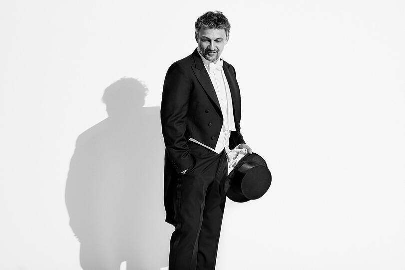 Mit dem Hut in der Hand als Bonvivant im Operettenland: Jonas Kaufmann auf einem Foto zu seinem Programm &bdquo;Mein Wien&ldquo;.
