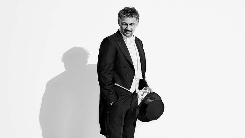 Mit dem Hut in der Hand als Bonvivant im Operettenland: Jonas Kaufmann auf einem Foto zu seinem Programm „Mein Wien“. Mit dem Hut in der Hand als Bonvivant im Operettenland: Jonas Kaufmann auf einem Foto zu seinem Programm „Mein Wien“.