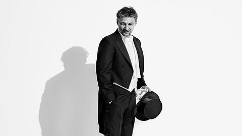 Mit dem Hut in der Hand als Bonvivant im Operettenland: Jonas Kaufmann auf einem Foto zu seinem Programm &bdquo;Mein Wien&ldquo;.