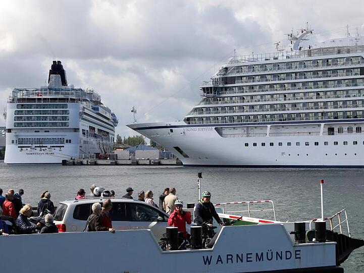 Kreuzfahrtschiffe am Passagierkai des Ostseebades Warnemünde (Archiv).