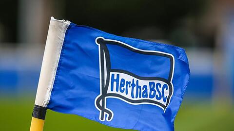 Ein Spieler von Hertha BSC wurde positiv auf das Coronavirus getestet, die Mannschaft begab sich in Quarantäne.