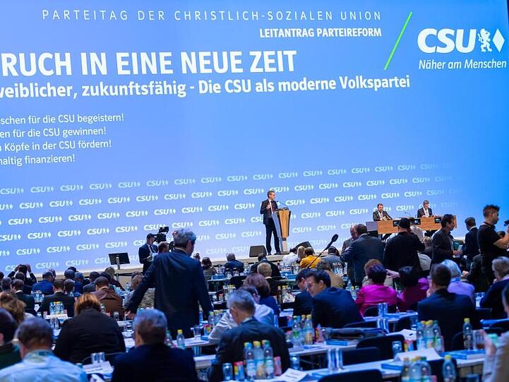 Teilnehmer des CSU-Parteitags in der Olympiahalle sind zu sehen. Foto: Peter Kneffel/dpa