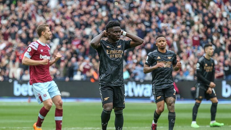Arsenals Bukayo Saka (M) verschoss kurz nach der Pause einen Elfmeter.