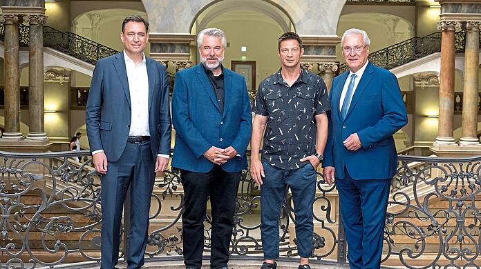 Kämpfen gegen "Love Scam": Justizminister Georg Eisenreich (v.l.), die Rosenheim Cops Dieter Fischer und Igor Jeftić sowie Innenminister Joachim Herrmann im Justizpalast.