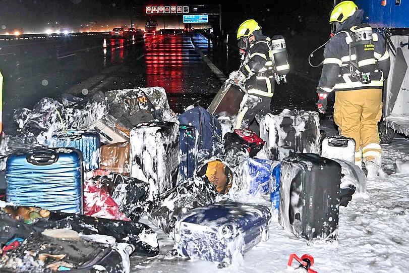 Auf der A99 bei München fängt ein niederländischer Bus auf der Fahrt nach Österreich zu brennen an. Die schnelle Reaktion des Busfahrers verhindert möglicherweise Schlimmeres.