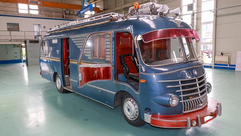 Was für ein Gefährt! Der Mercedes Benz OP311 Salamander von Uschi Obermaier steht aktuell in einer Lagerhalle im Münchner Südwesten. Was für ein Gefährt! Der Mercedes Benz OP311 Salamander von Uschi Obermaier steht aktuell in einer Lagerhalle im Münchner Südwesten.