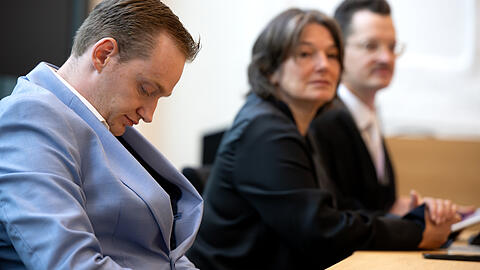 Sebastian T. (links) sitzt mit Regina Rick im Gerichtssaal.