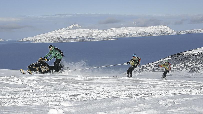 So weit der Schlitten zieht: Als ordentlicher Skitourengeher macht man so etwas natürlich nicht. Aber es muss ja auch mal Ausnahmen von ehernen Regeln geben, gerade bei einer solch sensationellen Aussicht. Foto: Haglöfs So weit der Schlitten zieht: Als ordentlicher Skitourengeher macht man so etwas natürlich nicht. Aber es muss ja auch mal Ausnahmen von ehernen Regeln geben, gerade bei einer solch sensationellen Aussicht. Foto: Haglöfs