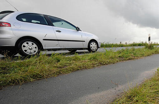 Auf deutschen Bundesstraßen passieren immer wieder schlimme Unfälle. (Szenefoto)