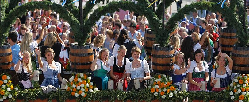 Eine weitere schöne Tradition ist der alljährliche Einzug der Wiesn-Wirte auf der Theresienwiese. Anschließend wird angezapft!