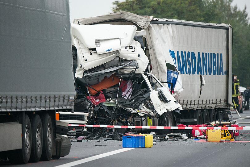 Der Gefahrgut-Transport hatte nach ersten Erkenntnissen Essigsäure und Wasserstoffperoxid an Bord.