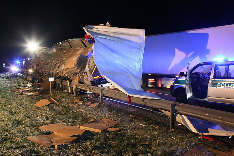 Auf der B12 im Landkreis Mühldrof hat sich am Montagmorgen ein schwerer Lkw-Unfall ereignet.