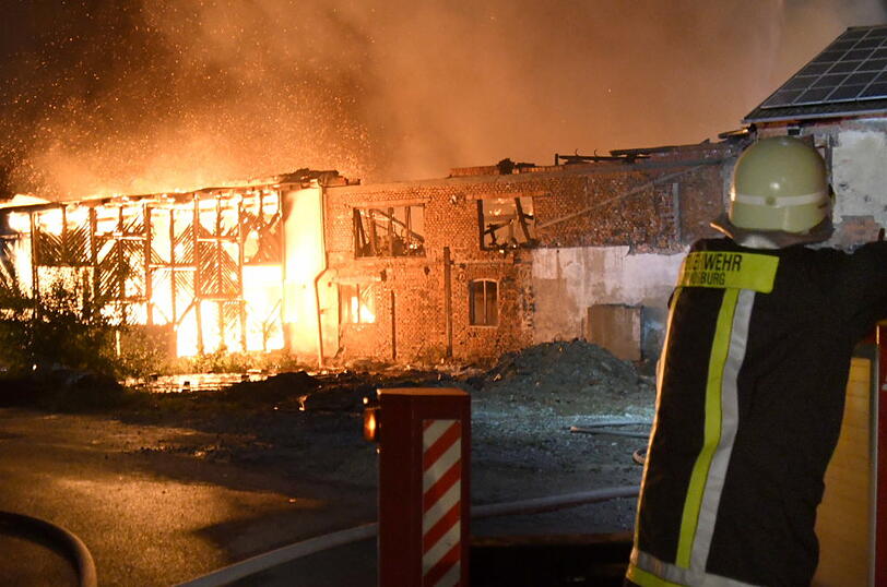 Mehrere Lagerhallen brannten beinahe vollkommen ab - die Feuerwehr war die ganze Nacht im Einsatz. Die Bilder.