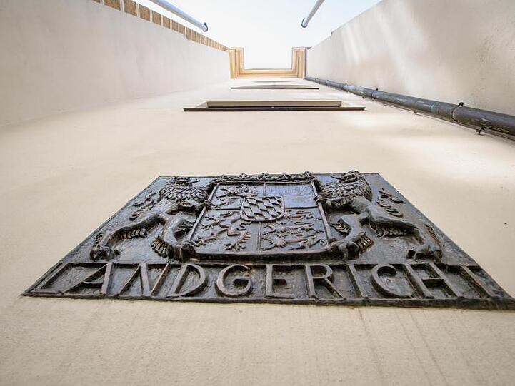 Der Schriftzug "Landgericht" steht unter dem bayerischen Wappen an der Fassade vom Landgericht in Passau. Foto: Matthias Balk/Archiv
