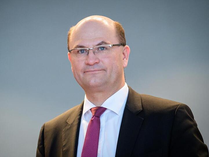 Albert Füracker (CSU), Finanzminister von Bayern steht in einem Raum. Foto: Matthias Balk/dpa/Archivbild